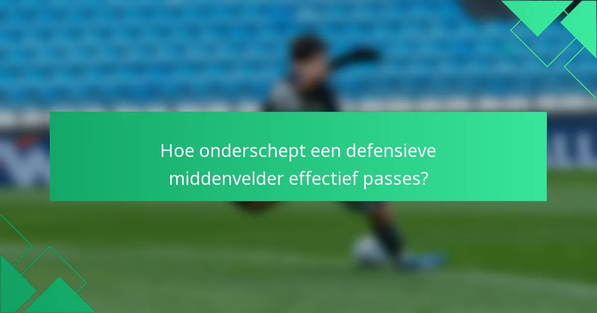 Hoe onderschept een defensieve middenvelder effectief passes?